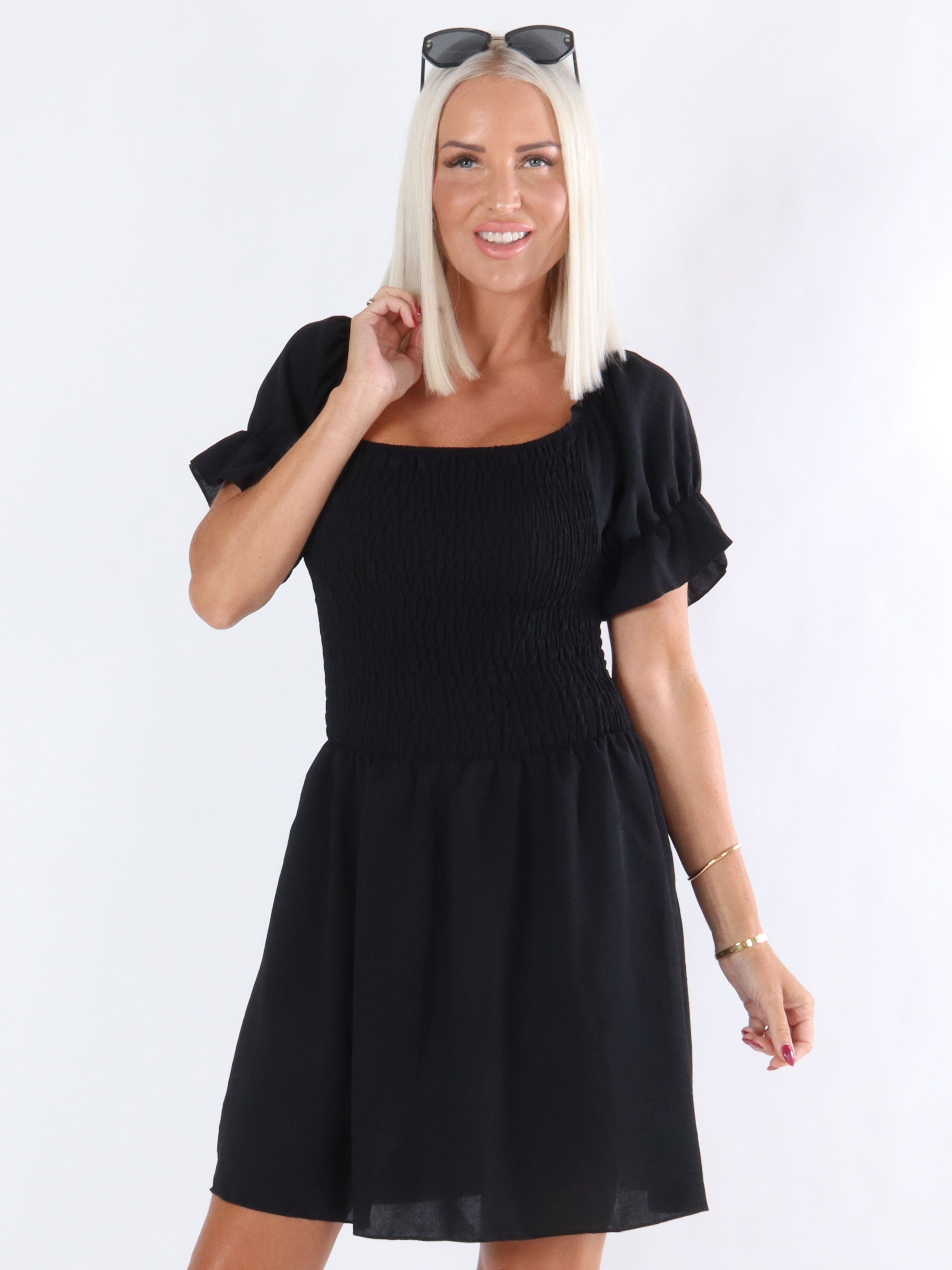 Dee - Kjole med søde ærmer og smock over brystet